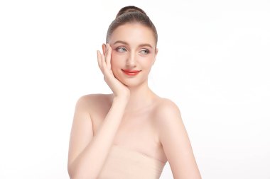 Beyaz arka planda temiz tenli güzel bir kadın, yüz bakımı, yüz bakımı, kozmetoloji, güzellik ve kaplıca, kadın portresi..