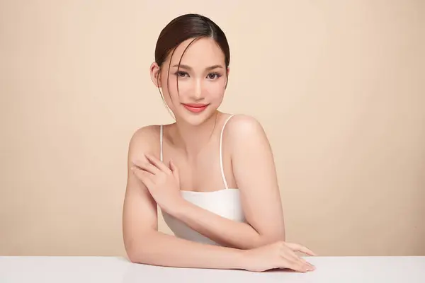 Smuk Ung Asiatisk Kvinde Med Ren Frisk Hud Beige Baggrund Royaltyfrie stock-fotos