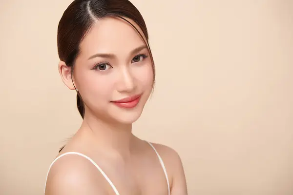 Mooie Jonge Aziatische Vrouw Met Schone Frisse Huid Beige Achtergrond Stockafbeelding