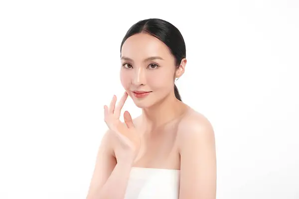 年轻美丽的亚洲女人 有着洁白的背景 脸蛋护理 面部护理 美容美发 美容美发 亚洲女性肖像 图库图片