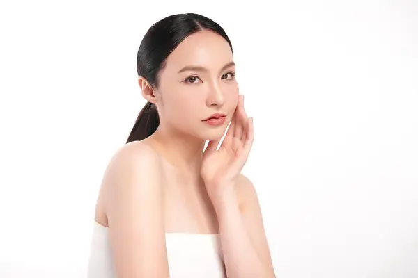 年轻美丽的亚洲女人 有着洁白的背景 脸蛋护理 面部护理 美容美发 美容美发 亚洲女性肖像 免版税图库照片