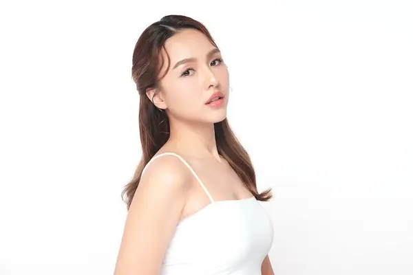 年轻美丽的亚洲女人 有着洁白的背景 脸蛋护理 面部护理 美容美发 美容美发 亚洲女性肖像 免版税图库图片