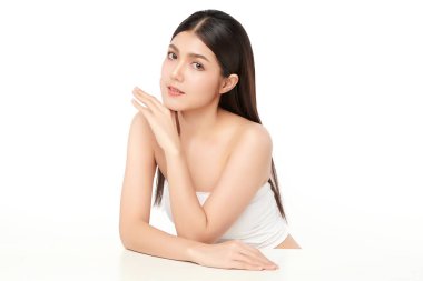 Beyaz arka planda temiz tenli güzel Asyalı kadın, yüz bakımı, yüz bakımı, kozmetoloji, güzellik ve kaplıca, Asyalı kadın portresi.