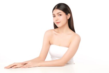Beyaz arka planda temiz tenli güzel Asyalı kadın, yüz bakımı, yüz bakımı, kozmetoloji, güzellik ve kaplıca, Asyalı kadın portresi.