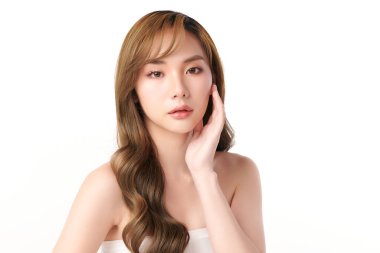 Beyaz arka planda temiz tenli güzel Asyalı kadın, yüz bakımı, yüz bakımı, kozmetoloji, güzellik ve kaplıca, Asyalı kadın portresi.