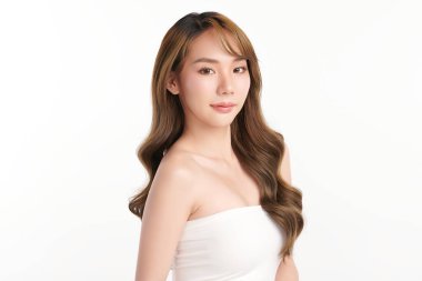 Beyaz arka planda temiz tenli güzel Asyalı kadın, yüz bakımı, yüz bakımı, kozmetoloji, güzellik ve kaplıca, Asyalı kadın portresi.