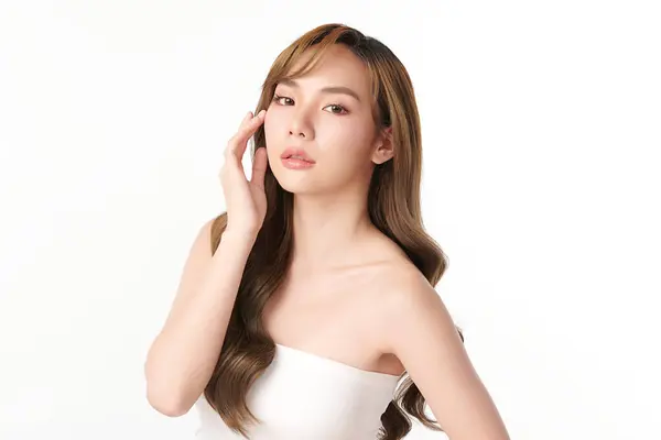 年轻美丽的亚洲女人 有着洁白的背景 脸蛋护理 面部护理 美容美发 美容美发 亚洲女性肖像 图库图片