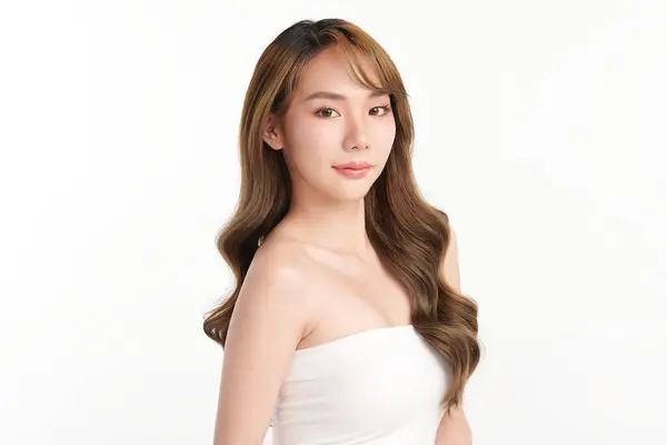 年轻美丽的亚洲女人 有着洁白的背景 脸蛋护理 面部护理 美容美发 美容美发 亚洲女性肖像 图库照片