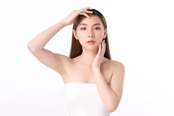 年轻美丽的亚洲女人 有着洁白的背景 脸蛋护理 面部护理 美容美发 美容美发 亚洲女性肖像 免版税图库图片