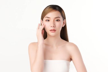 Beyaz arka planda temiz tenli güzel Asyalı kadın, yüz bakımı, yüz bakımı, kozmetoloji, güzellik ve kaplıca, Asyalı kadın portresi.
