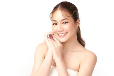 Beyaz arka planda temiz tenli güzel Asyalı kadın, yüz bakımı, yüz bakımı, kozmetoloji, güzellik ve kaplıca, Asyalı kadın portresi.