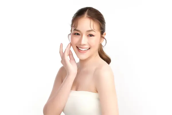 Mooie Jonge Aziatische Vrouw Met Schone Frisse Huid Witte Achtergrond Rechtenvrije Stockfoto's