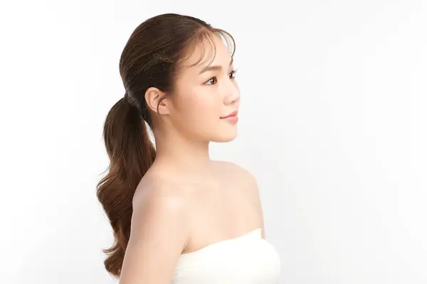 Schöne Junge Asiatische Frau Mit Sauberer Frischer Haut Auf Weißem Stockfoto