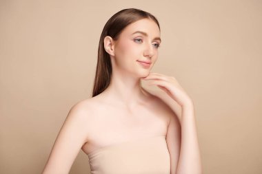 Bej arkaplan, yüz bakımı, yüz bakımı, kozmetoloji, güzellik ve kaplıca, kadın portresi..