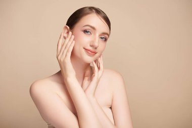 Bej arkaplan, yüz bakımı, yüz bakımı, kozmetoloji, güzellik ve kaplıca, kadın portresi..