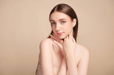 Bej arkaplan, yüz bakımı, yüz bakımı, kozmetoloji, güzellik ve kaplıca, kadın portresi..