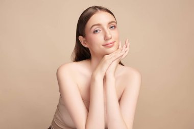 Bej arkaplan, yüz bakımı, yüz bakımı, kozmetoloji, güzellik ve kaplıca, kadın portresi..
