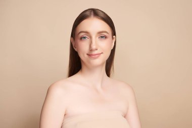Bej arkaplan, yüz bakımı, yüz bakımı, kozmetoloji, güzellik ve kaplıca, kadın portresi..