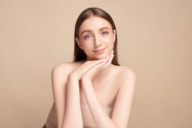 Bej arkaplan, yüz bakımı, yüz bakımı, kozmetoloji, güzellik ve kaplıca, kadın portresi..