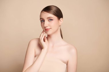 Bej arkaplan, yüz bakımı, yüz bakımı, kozmetoloji, güzellik ve kaplıca, kadın portresi..