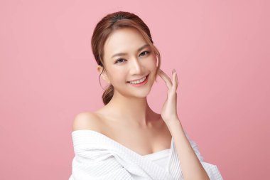 Pembe arka planda temiz tenli güzel Asyalı kadın, yüz bakımı, yüz bakımı, kozmetoloji, güzellik ve kaplıca, Asyalı kadın portresi.