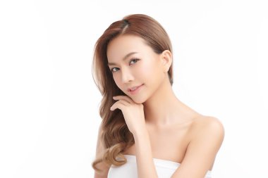 Beyaz arka planda temiz tenli güzel Asyalı kadın, yüz bakımı, yüz bakımı, kozmetoloji, güzellik ve kaplıca, Asyalı kadın portresi.
