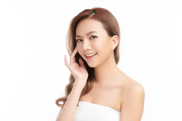 Schöne Junge Asiatische Frau Mit Sauberer Frischer Haut Auf Weißem lizenzfreie Stockfotos