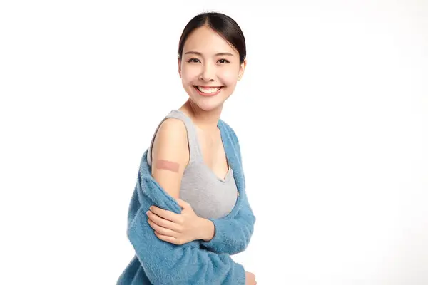 Wanita Muda Asia Tersenyum Setelah Mendapatkan Vaksin Menahan Lengan Bajunya Stok Foto Bebas Royalti