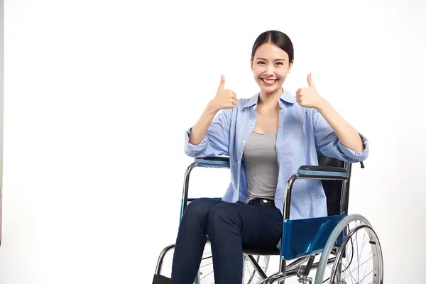 Молодая Женщина Счастливой Улыбкой Сидящая Инвалидной Коляске Белом Фоне Концепция Стоковое Фото