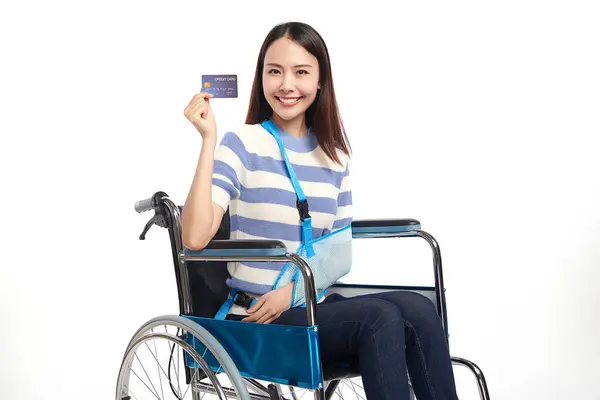 Young Asian Women Happy Smiling Show Credit Card Sitting Wheelchair รูปภาพสต็อก