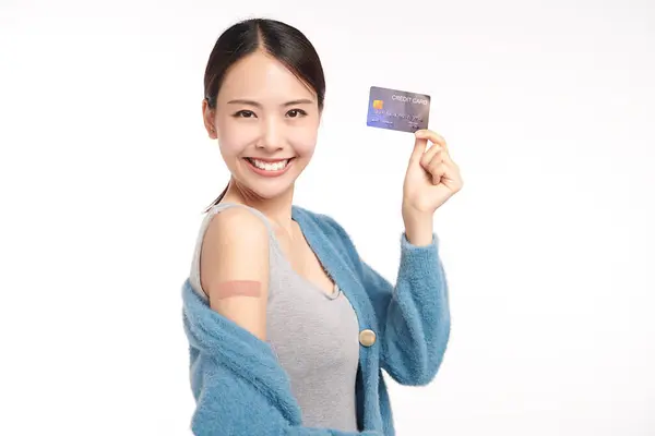 Mujeres Asiáticas Jóvenes Sonriendo Después Recibir Una Vacuna Mostrar Tarjeta Imágenes De Stock Sin Royalties Gratis