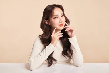 Taze bej arkaplan, yüz bakımı, yüz bakımı, kozmetoloji, güzellik ve kaplıca, Asyalı kadın portresi.