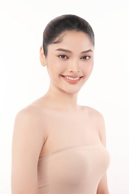 Beyaz arka planda taze cildi temiz genç bir transseksüel kadın, yüz bakımı, yüz bakımı, kozmetoloji, güzellik ve spa, transseksüel kadın portresi.