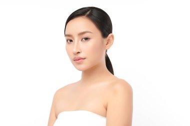 Beyaz arka planda temiz tenli güzel Asyalı kadın, yüz bakımı, yüz bakımı, kozmetoloji, güzellik ve kaplıca, Asyalı kadın portresi.