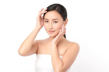 Beyaz arka planda temiz tenli güzel Asyalı kadın, yüz bakımı, yüz bakımı, kozmetoloji, güzellik ve kaplıca, Asyalı kadın portresi.