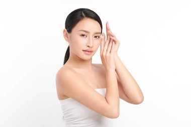 Beyaz arka planda temiz tenli güzel Asyalı kadın, yüz bakımı, yüz bakımı, kozmetoloji, güzellik ve kaplıca, Asyalı kadın portresi.