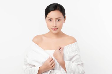 Beyaz arka planda temiz tenli güzel Asyalı kadın, yüz bakımı, yüz bakımı, kozmetoloji, güzellik ve kaplıca, Asyalı kadın portresi.