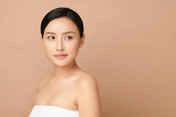 Schöne Junge Asiatische Frau Mit Sauberer Frischer Haut Auf Beigem Stockbild