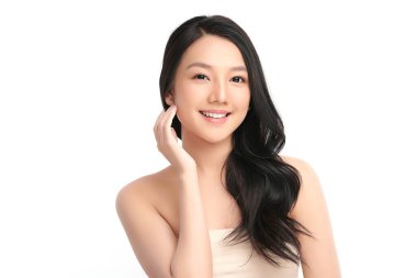 Beyaz arka planda temiz tenli güzel Asyalı kadın, yüz bakımı, yüz bakımı, kozmetoloji, güzellik ve kaplıca, Asyalı kadın portresi.