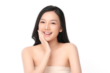 Beyaz arka planda temiz tenli güzel Asyalı kadın, yüz bakımı, yüz bakımı, kozmetoloji, güzellik ve kaplıca, Asyalı kadın portresi.