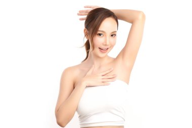 Güzel genç Asyalı kadın temiz ve hijyenik koltuk altlarını göstermek için ellerini kaldırıyor ya da beyaz arka planda koltukaltı, koltukaltı temizliği ve korunma kavramı