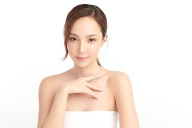 Beyaz arka planda temiz tenli güzel Asyalı kadın, yüz bakımı, yüz bakımı, kozmetoloji, güzellik ve kaplıca, Asyalı kadın portresi.