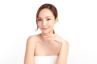 Beyaz arka planda temiz tenli güzel Asyalı kadın, yüz bakımı, yüz bakımı, kozmetoloji, güzellik ve kaplıca, Asyalı kadın portresi.