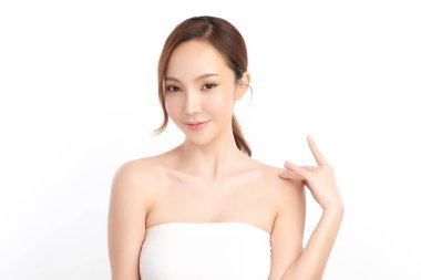 Beyaz arka planda temiz tenli güzel Asyalı kadın, yüz bakımı, yüz bakımı, kozmetoloji, güzellik ve kaplıca, Asyalı kadın portresi.