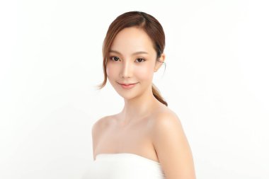 Beyaz arka planda temiz tenli güzel Asyalı kadın, yüz bakımı, yüz bakımı, kozmetoloji, güzellik ve kaplıca, Asyalı kadın portresi.
