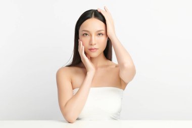 Beyaz arka planda temiz tenli güzel Asyalı kadın, yüz bakımı, yüz bakımı, kozmetoloji, güzellik ve kaplıca, Asyalı kadın portresi.