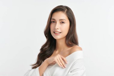 Beyaz arka planda temiz tenli güzel Asyalı kadın, yüz bakımı, yüz bakımı, kozmetoloji, güzellik ve kaplıca, Asyalı kadın portresi.