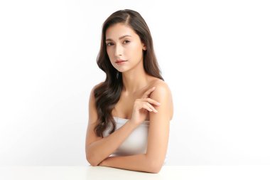 Beyaz arka planda temiz tenli güzel Asyalı kadın, yüz bakımı, yüz bakımı, kozmetoloji, güzellik ve kaplıca, Asyalı kadın portresi.