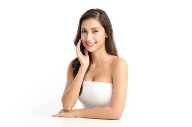 Beyaz arka planda temiz tenli güzel Asyalı kadın, yüz bakımı, yüz bakımı, kozmetoloji, güzellik ve kaplıca, Asyalı kadın portresi.