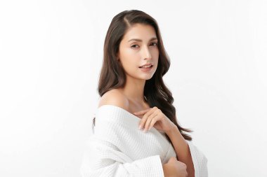Beyaz arka planda temiz tenli güzel Asyalı kadın, yüz bakımı, yüz bakımı, kozmetoloji, güzellik ve kaplıca, Asyalı kadın portresi.